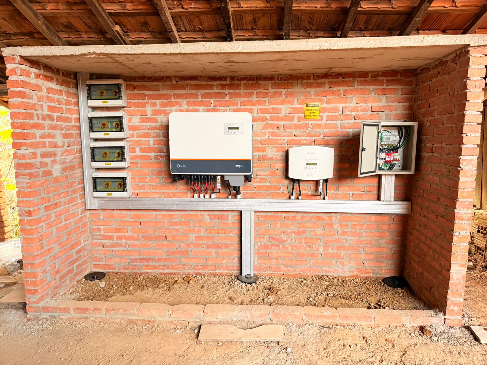 Sala técnica da Photovoltaic Energy com inversores e proteções instalados