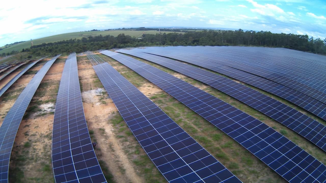 Grande usina solar em campo aberto